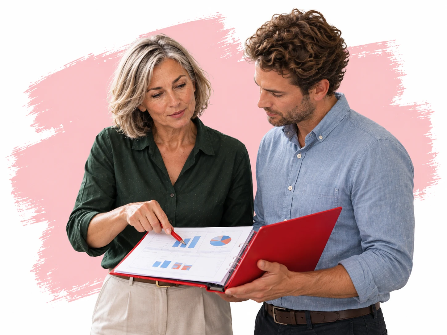 Ondernemer en adviseur bespreken verzekeringen en pensioen met een rode map.